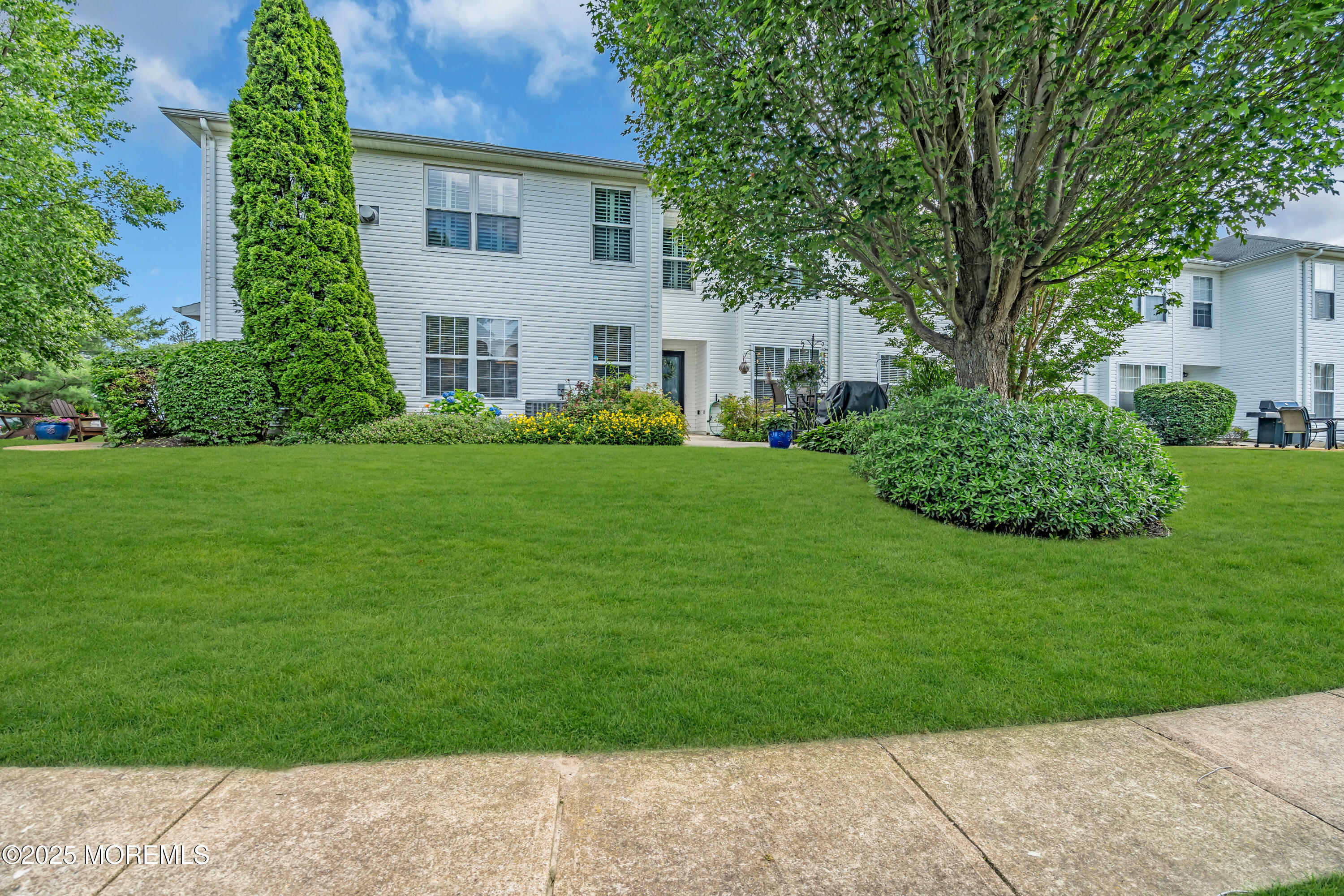 a view of a house with backyard