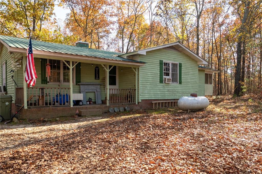 a view of a house with backyard and trees
