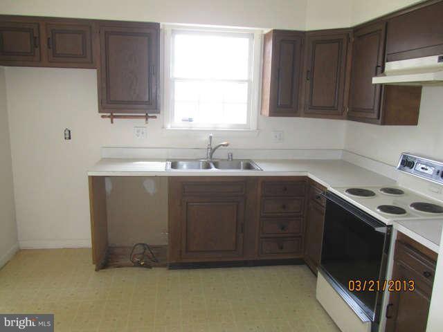 9102 Oxon Hill Road Fort Washington, MD 20744 - Photo 4 of 14 Kitchen
