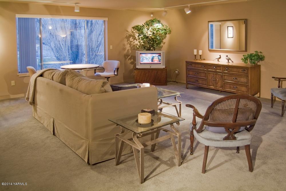 8101 Meadowbrook Road Yakima, WA 98903 - Photo 22 of 41 a bed room with furniture and a window