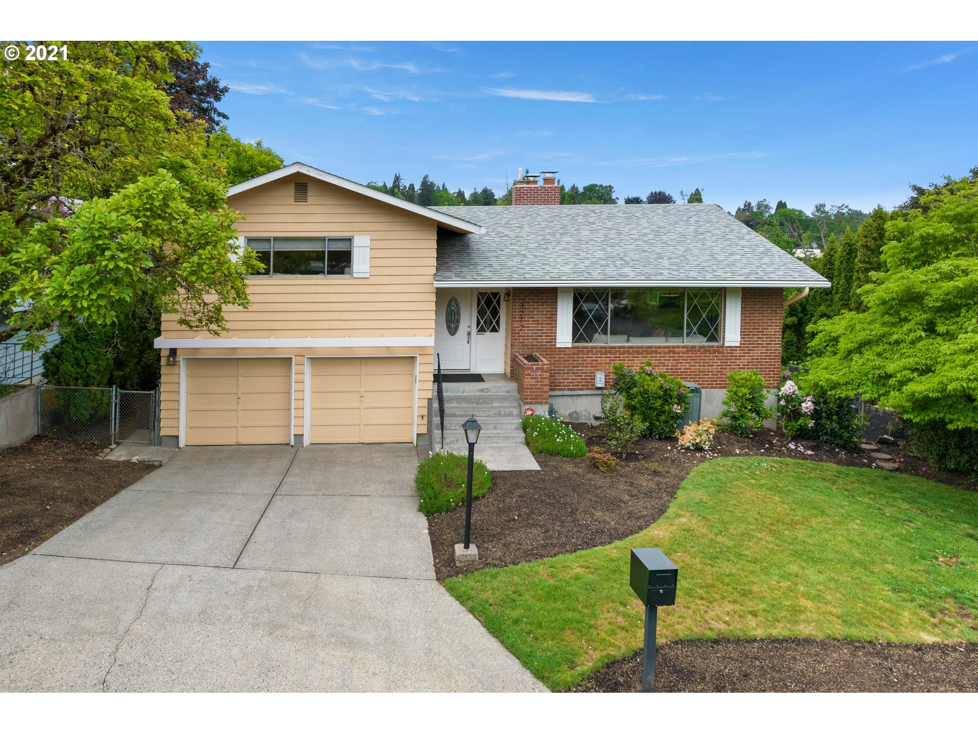 3217 Southwest Ridge Drive Portland, OR 97219 - Photo 1 of 32 Gallery Image 1