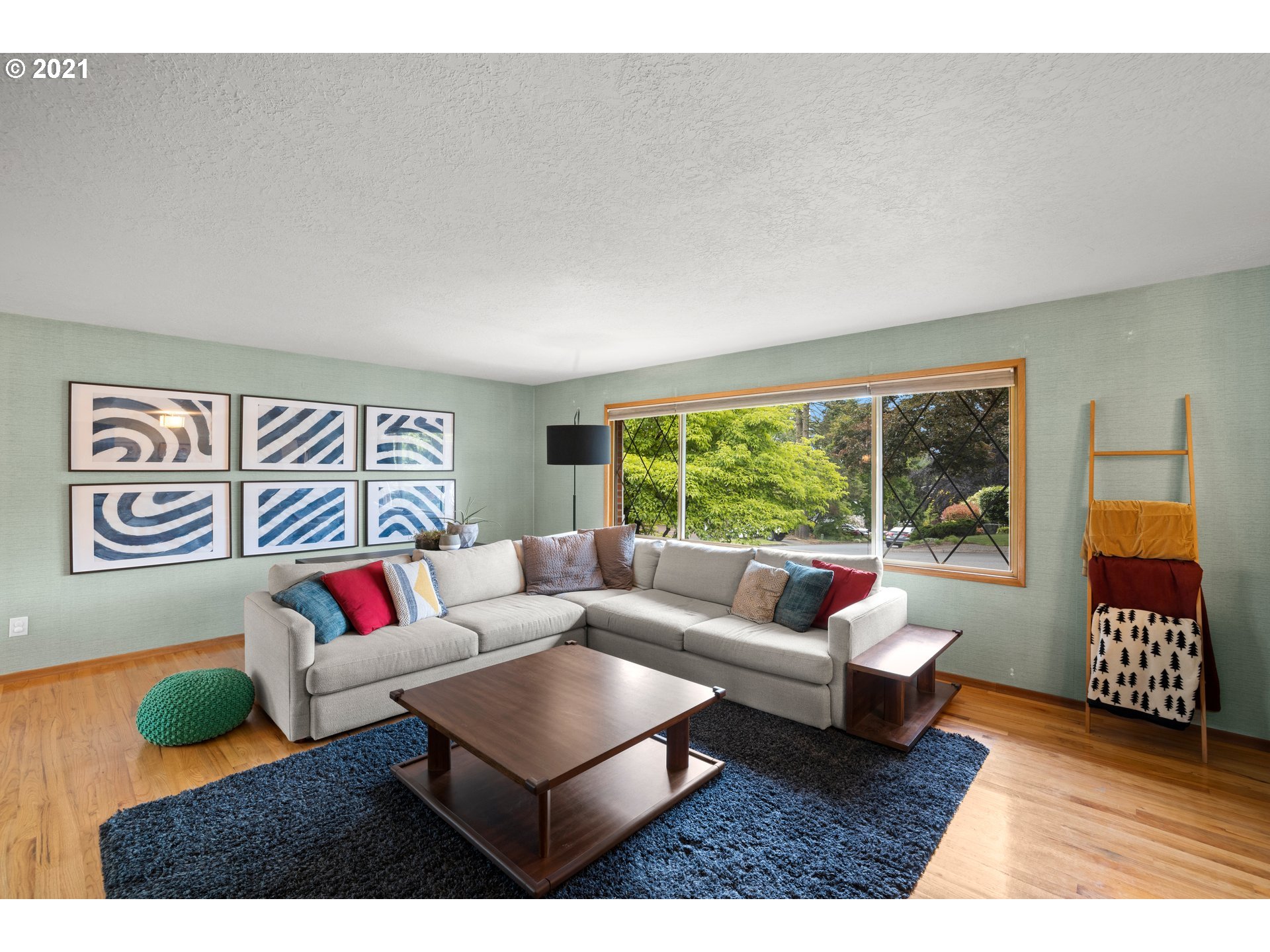 3217 Southwest Ridge Drive Portland, OR 97219 - Photo 2 of 32 Gallery Image 2