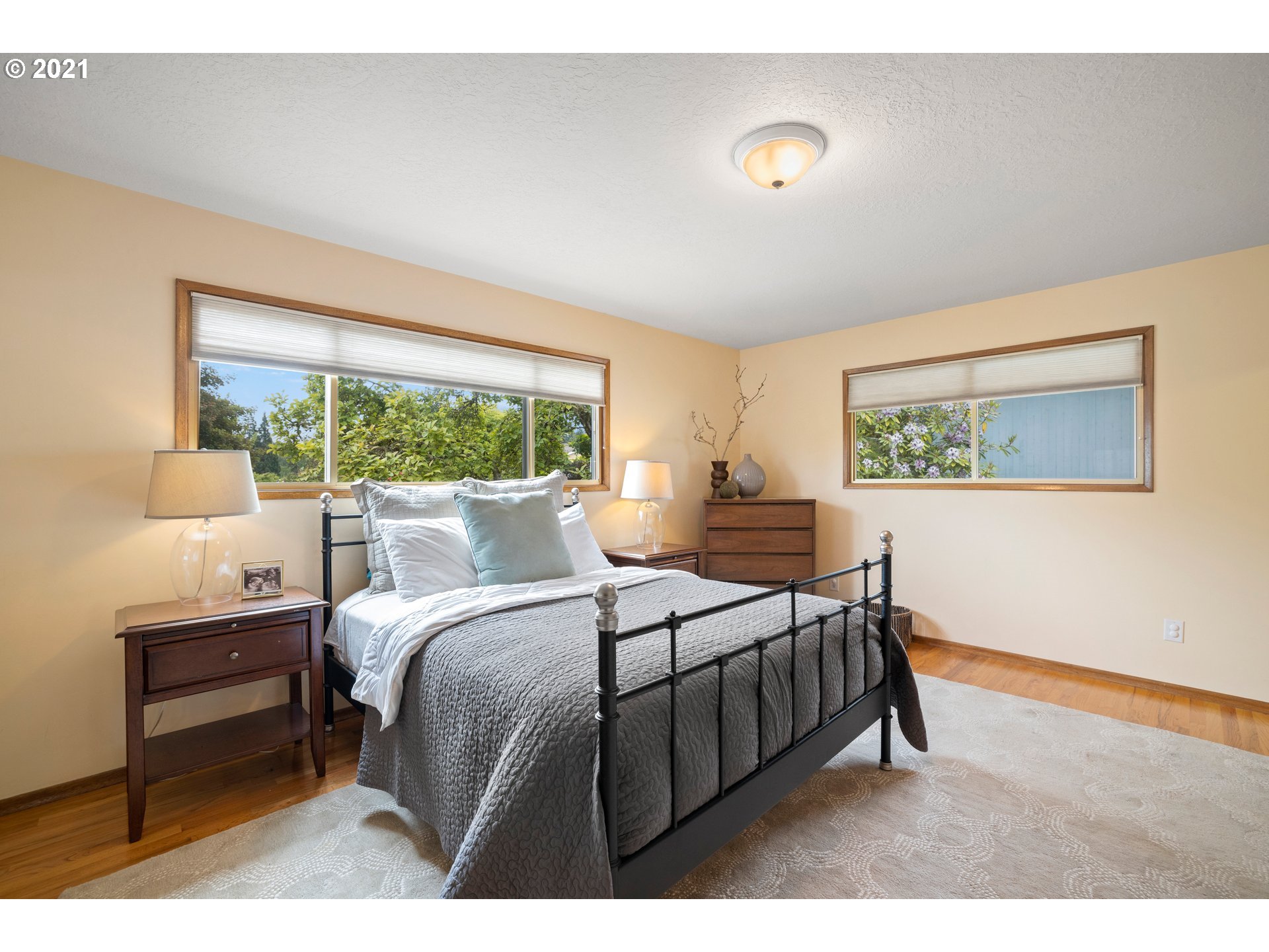 3217 Southwest Ridge Drive Portland, OR 97219 - Photo 13 of 32 Gallery Image 13