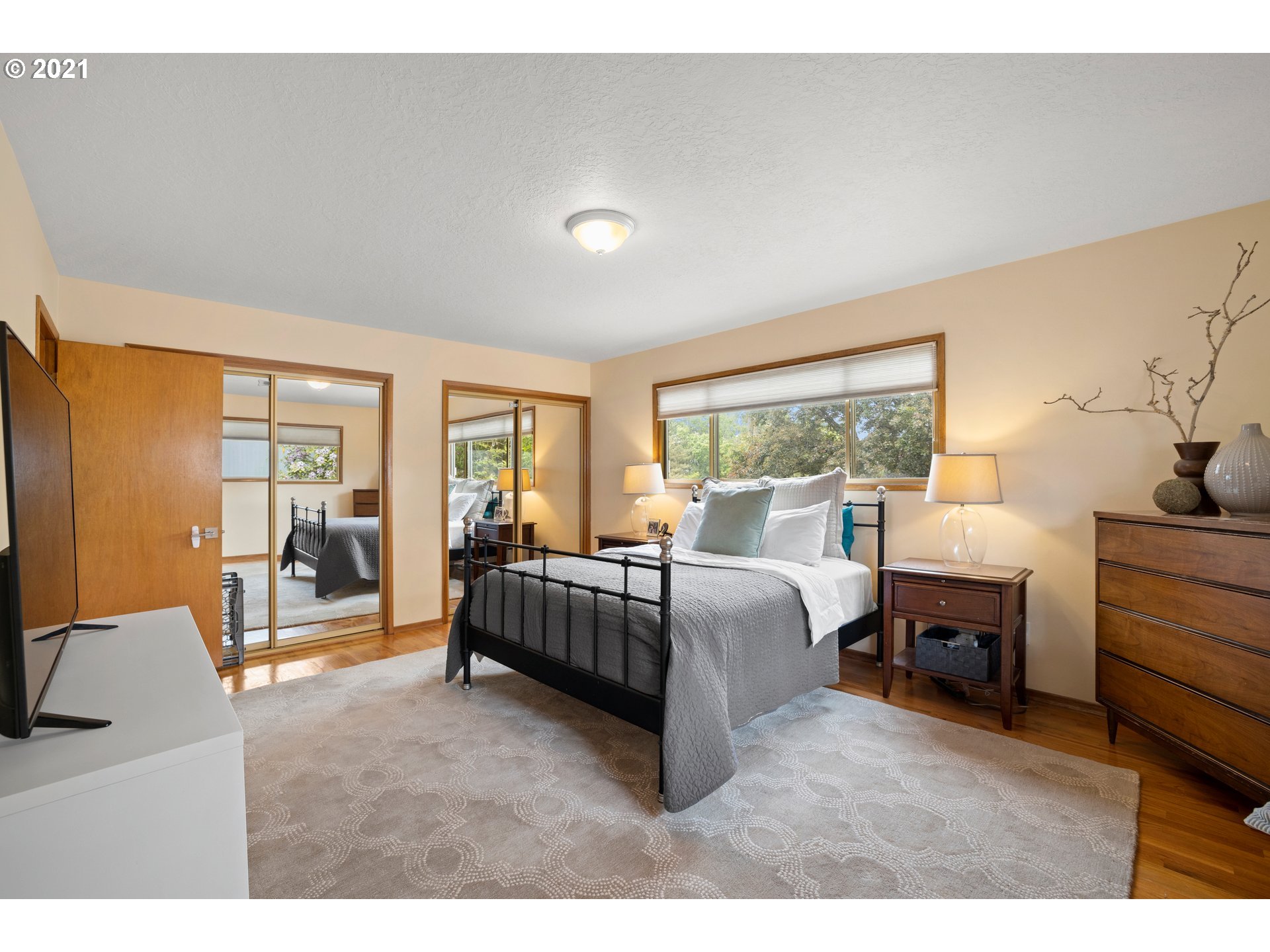 3217 Southwest Ridge Drive Portland, OR 97219 - Photo 16 of 32 Gallery Image 16