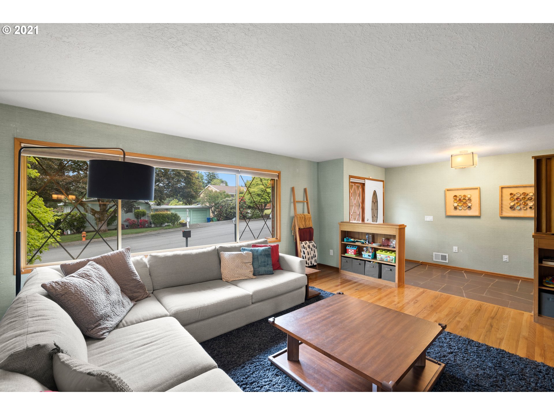 3217 Southwest Ridge Drive Portland, OR 97219 - Photo 3 of 32 Gallery Image 3