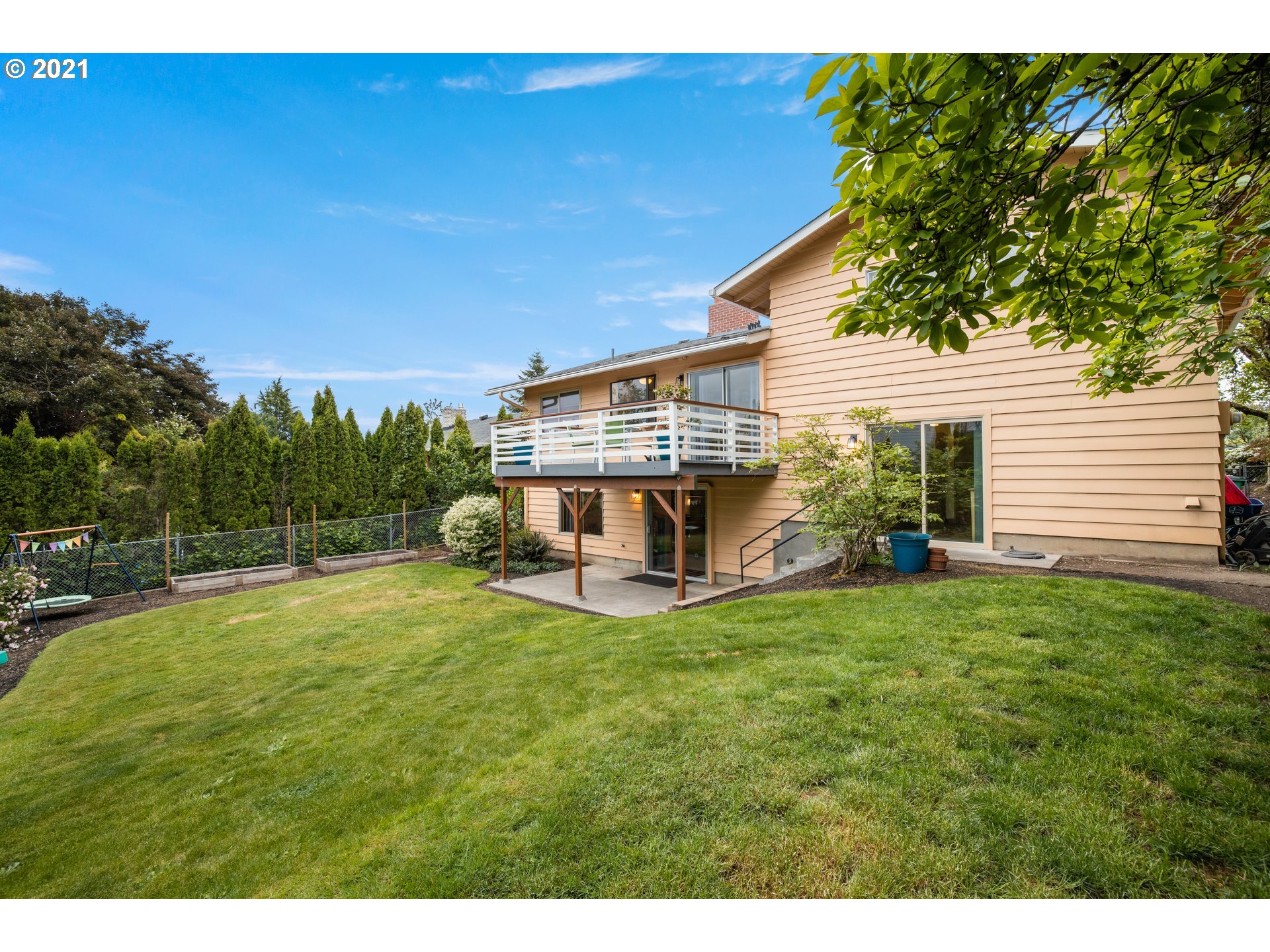 3217 Southwest Ridge Drive Portland, OR 97219 - Photo 25 of 32 Gallery Image 25