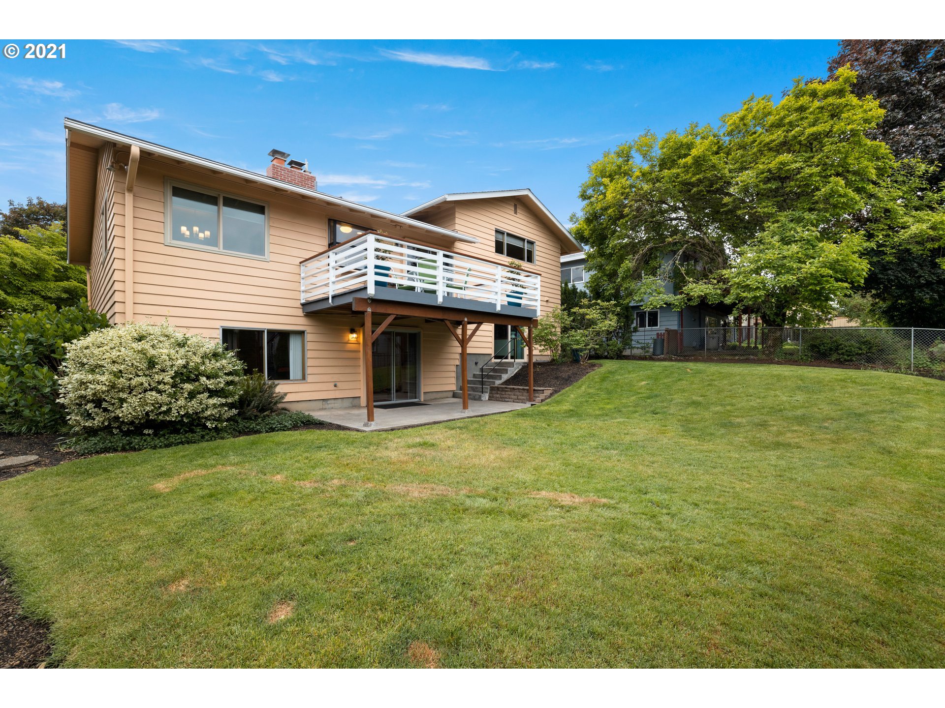 3217 Southwest Ridge Drive Portland, OR 97219 - Photo 26 of 32 Gallery Image 26