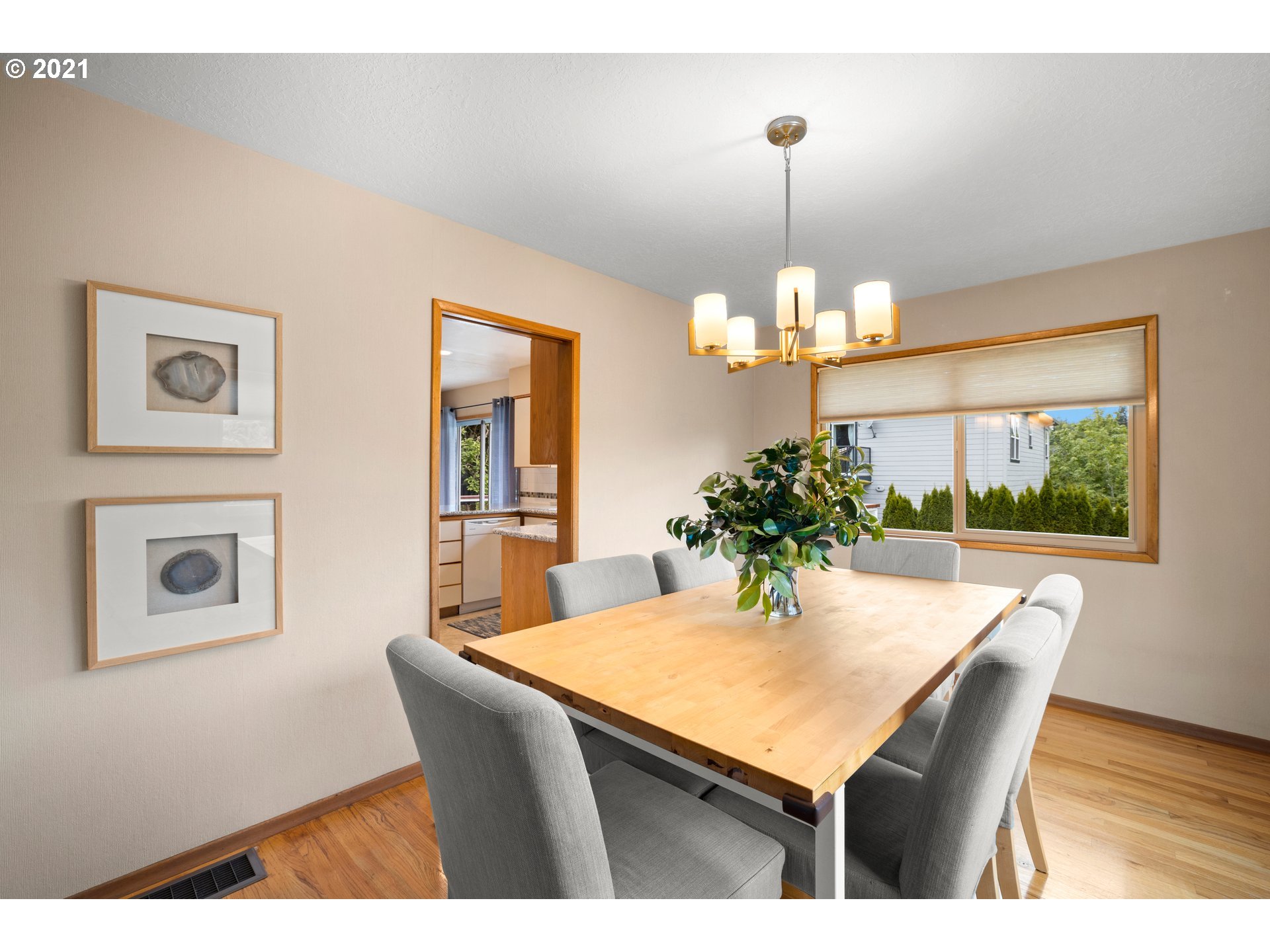 3217 Southwest Ridge Drive Portland, OR 97219 - Photo 5 of 32 Gallery Image 5