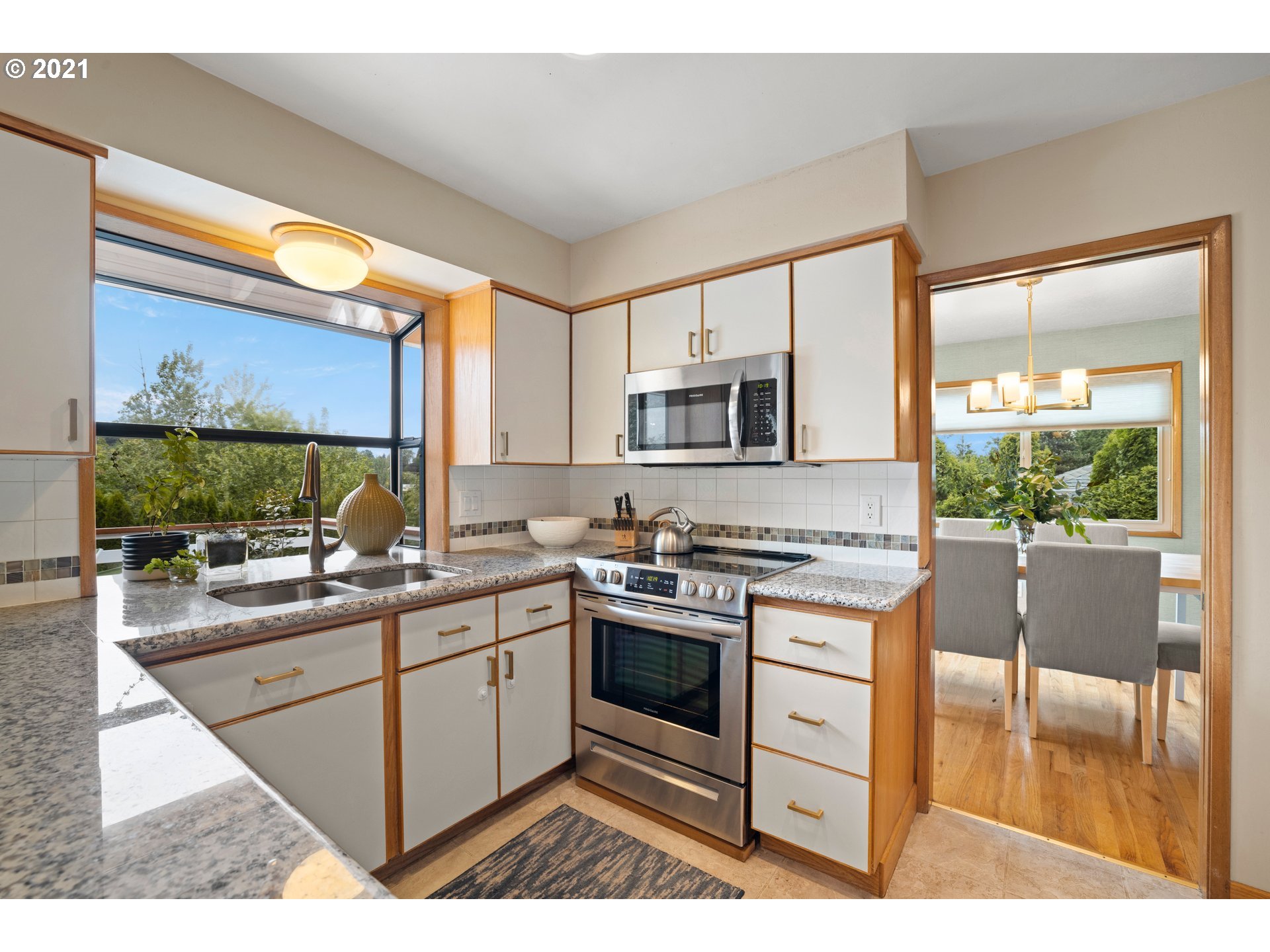 3217 Southwest Ridge Drive Portland, OR 97219 - Photo 10 of 32 Gallery Image 10