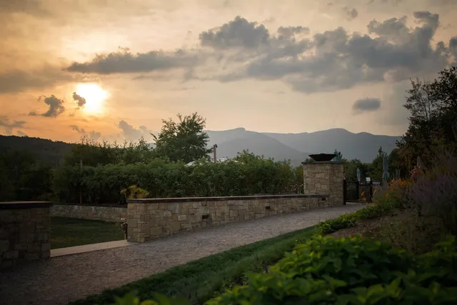 $1,295,000 | 327 Topnotch Drive, Unit 327B, Stowe, VT 05672