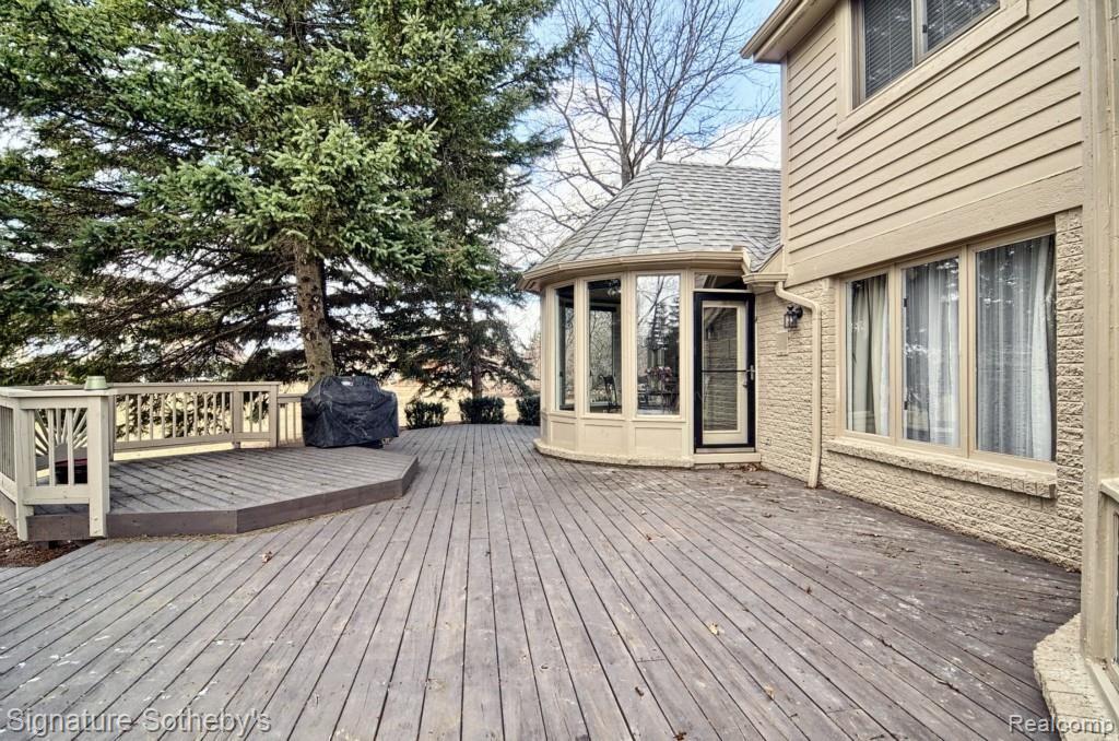 5779 Lochmoor Court Rochester, MI 48306 - Photo 34 of 36 Deck.jpg