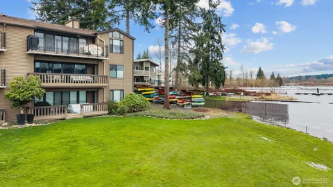 $1,298,000 | 17500 Northeast 40th Place, Unit I2, Redmond, WA 98052
