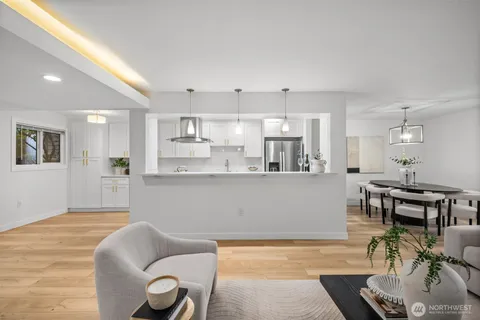 $1,298,000 | 17500 Northeast 40th Place, Unit I2, Redmond, WA 98052