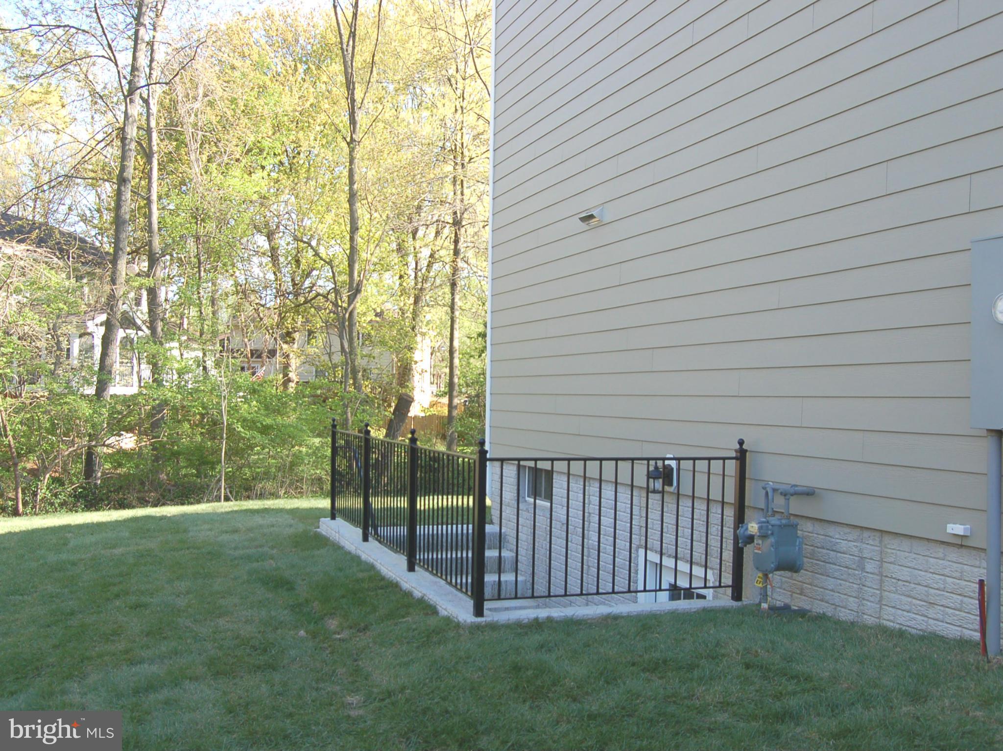 712 Kingsley Road Southwest Vienna, VA 22180 - Photo 27 of 28 Exterior (Rear)