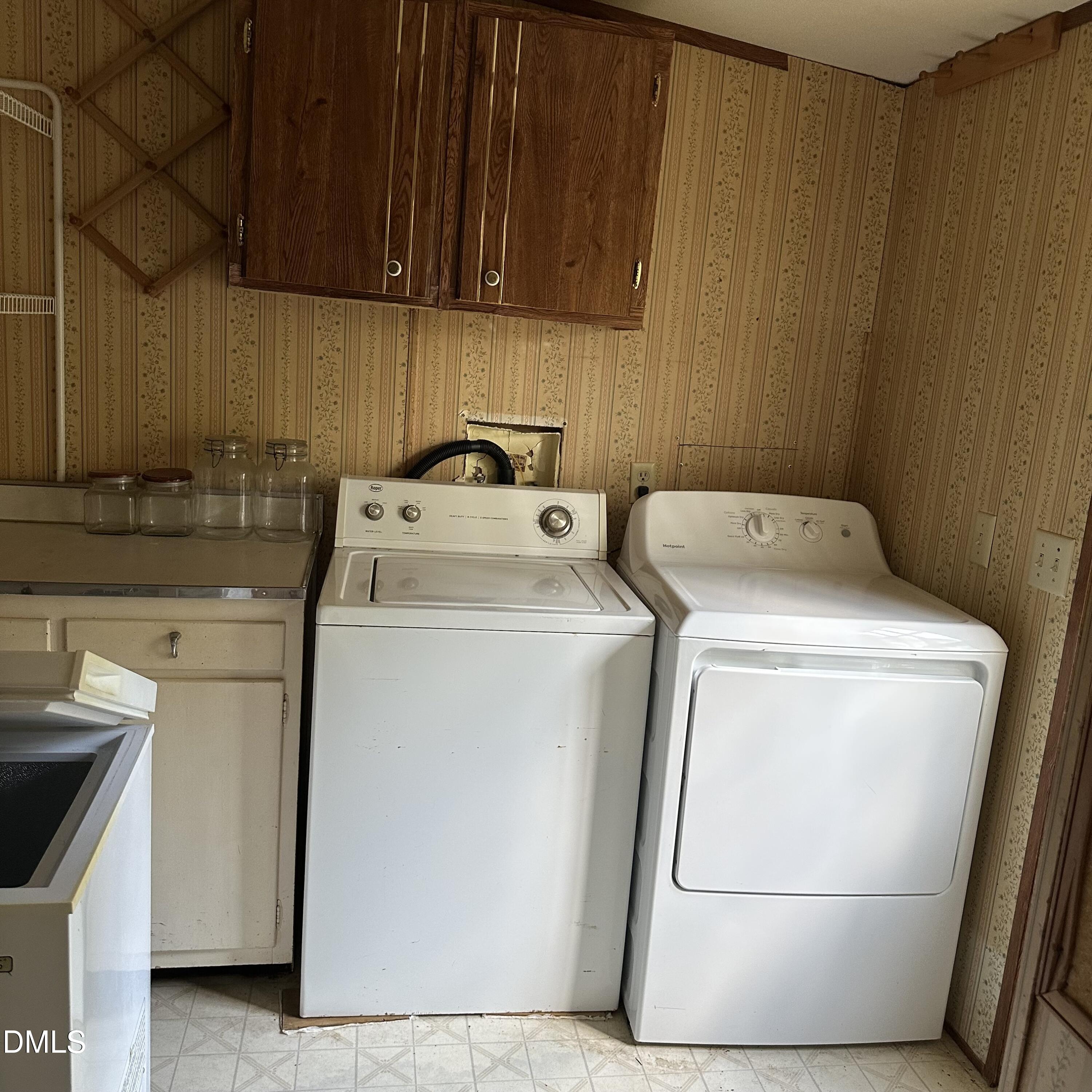 550 Phillips Road Selma, NC 27576 - Photo 12 of 16 a utility room with dryer and washer