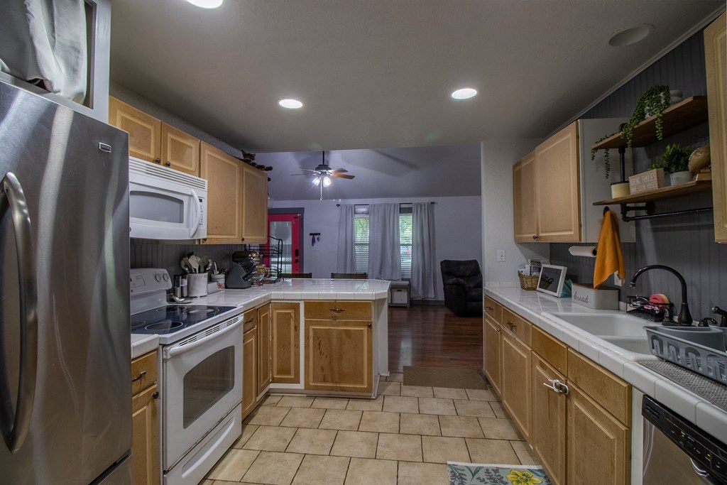 133 Travis Street Kerrville, TX 78028 - Photo 10 of 28