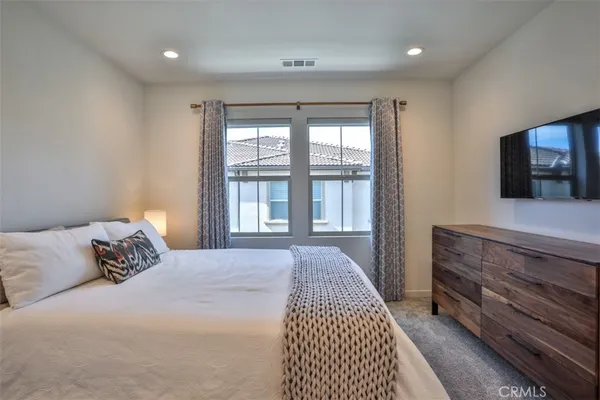 $858,800 | 608 White Oaks, Lake Forest, CA 92610