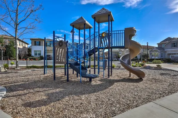 $858,800 | 608 White Oaks, Lake Forest, CA 92610