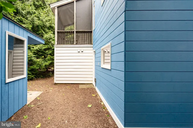 a view of a house with backyard and trees