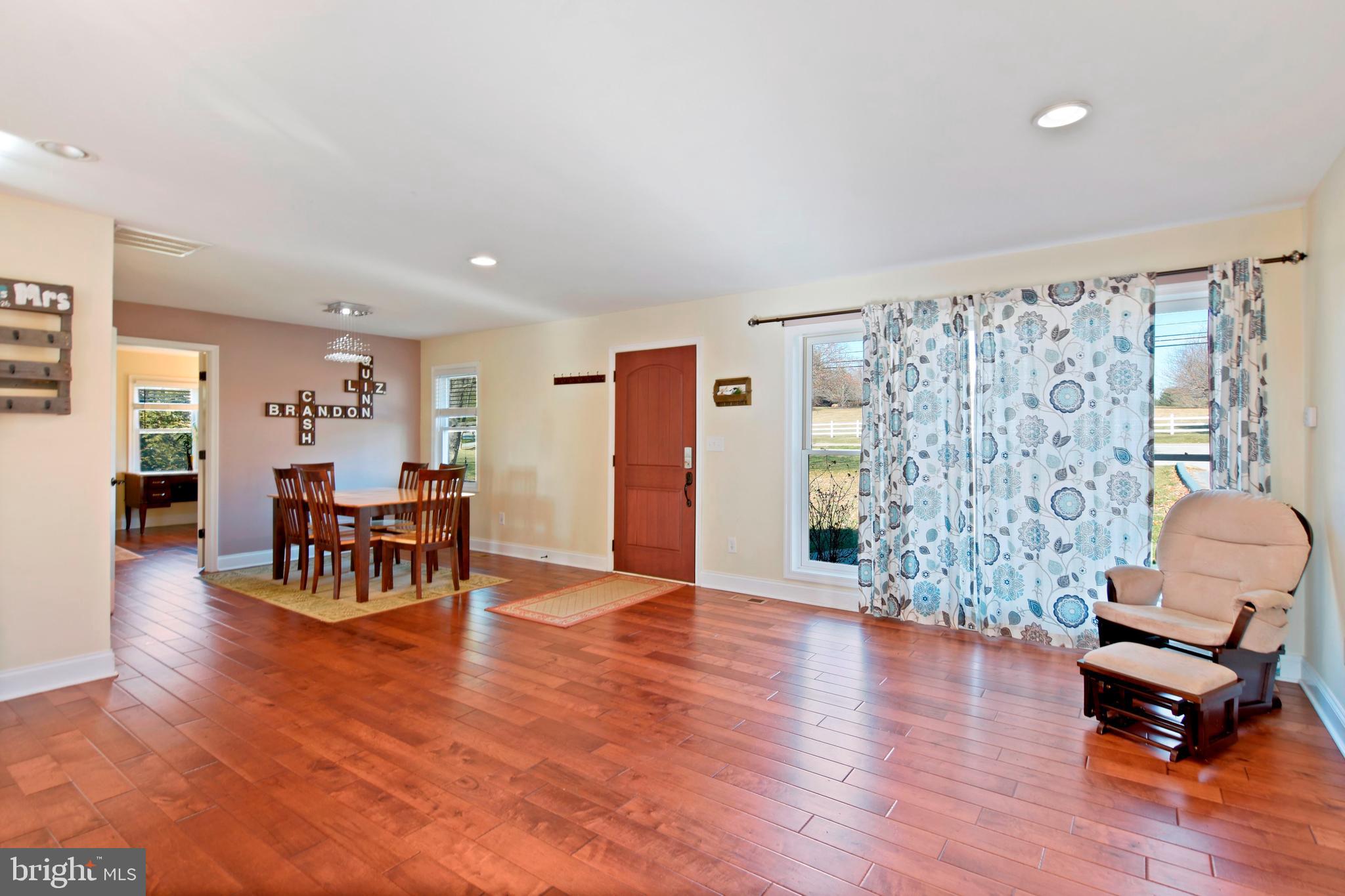 16221 Frederick Road Woodbine, MD 21797 - Photo 4 of 40 Living Room