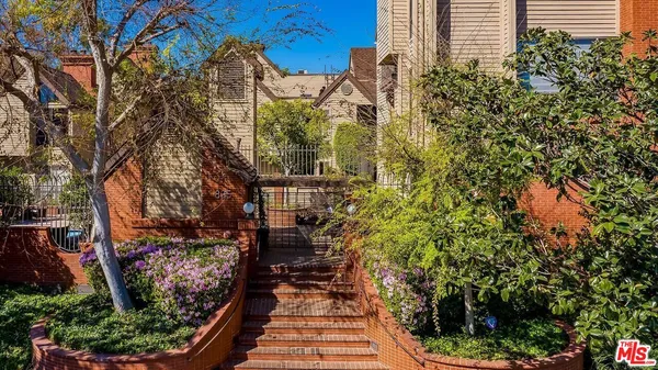 $835,000 | 835 South Lucerne Boulevard, Unit 205, Los Angeles, CA 90005