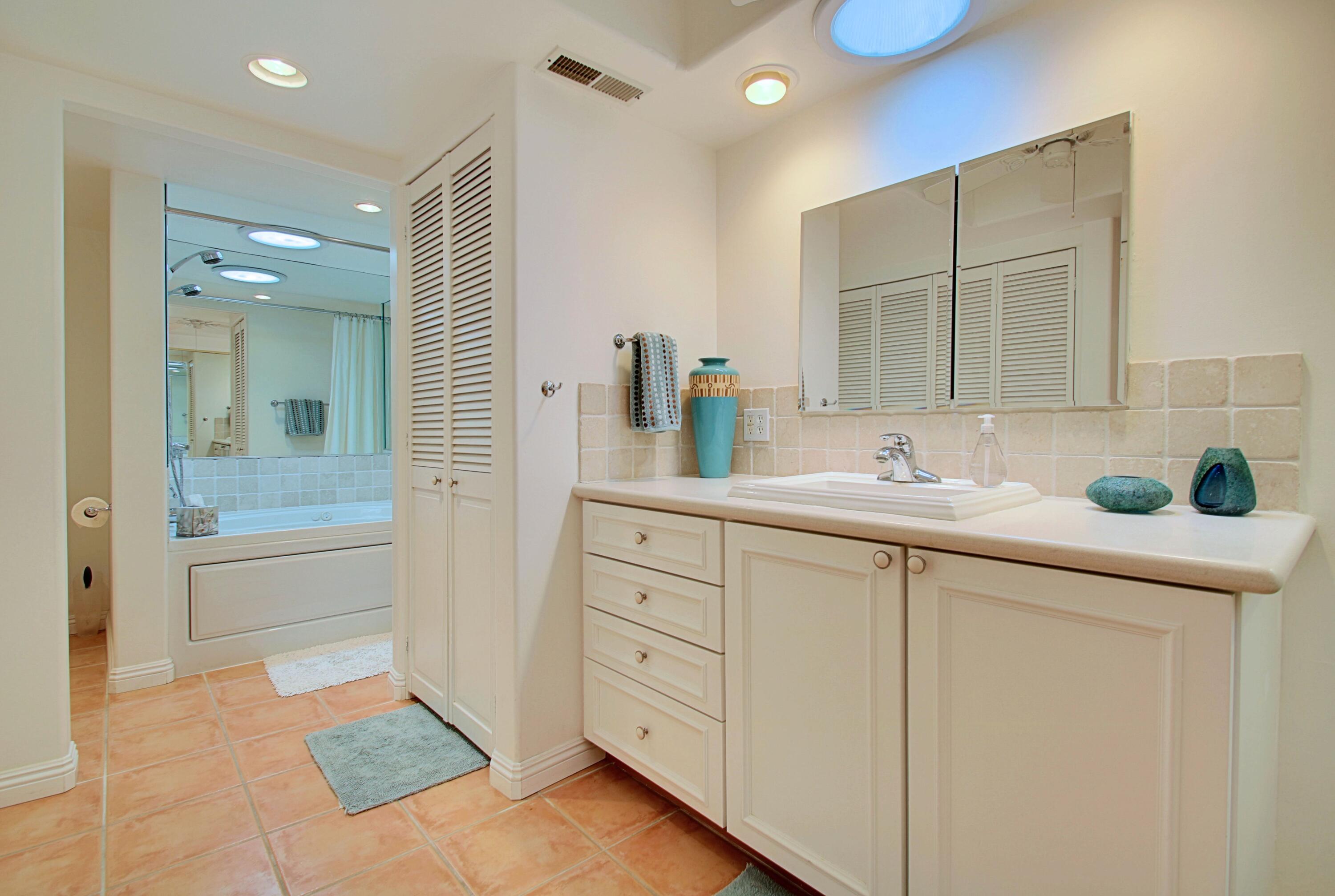 130 West Racquet Club Road, Unit 302 Palm Springs, CA 92262 - Photo 5 of 6 12