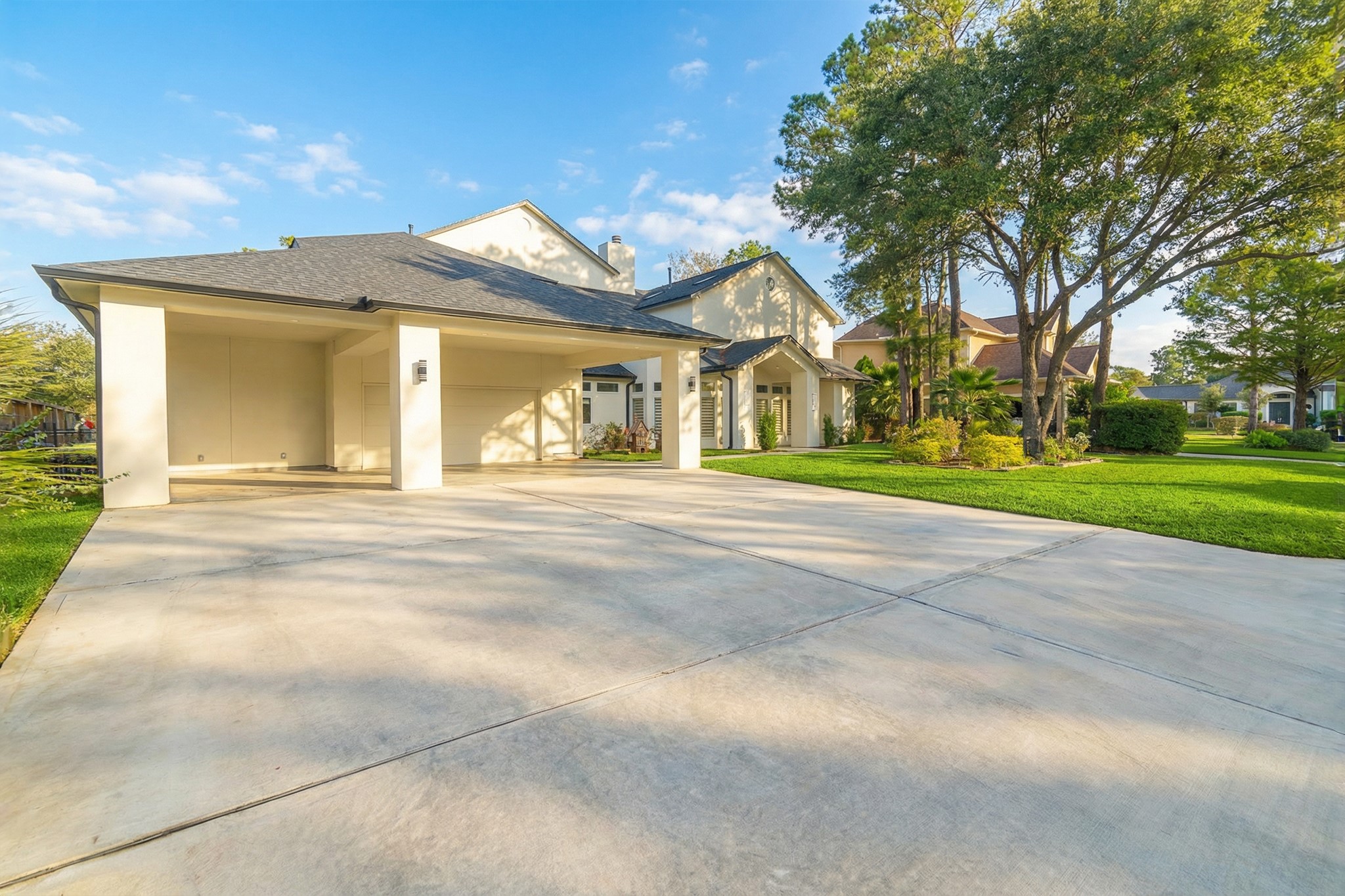 6510 Sussex Court Spring, TX 77389 - Photo 8 of 47 a front view of a house with a yard