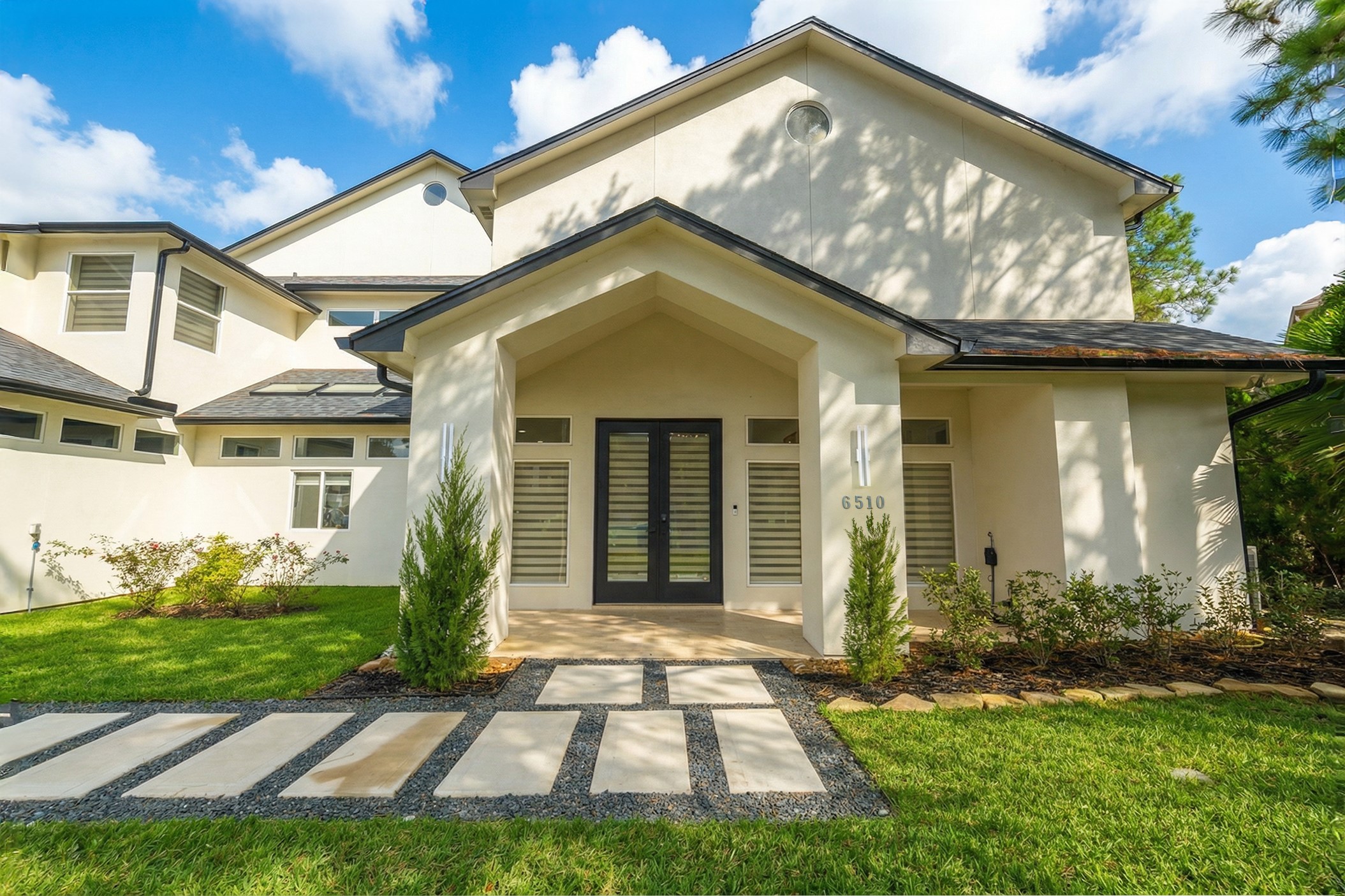 6510 Sussex Court Spring, TX 77389 - Photo 10 of 47 a front view of a house with garden