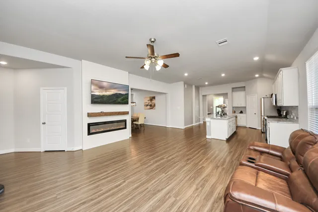 $2,400 | 24247 Prairie Glen Lane, Katy, TX 77493