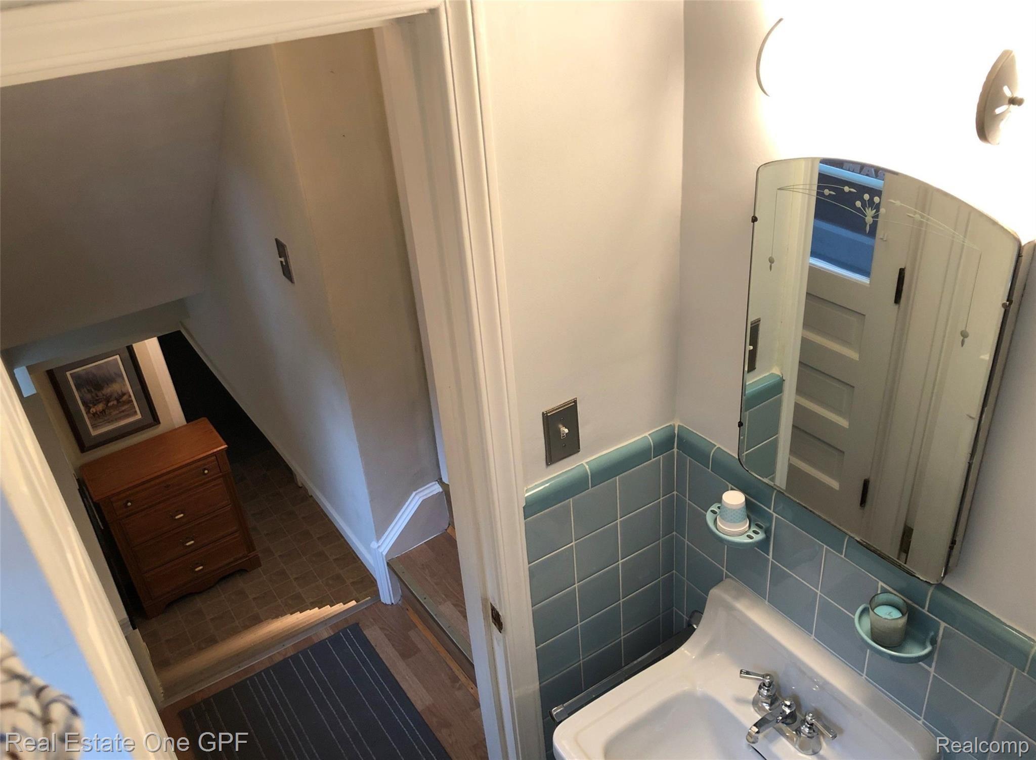 1876 Broadstone Road Grosse Pointe, MI 48236 - Photo 33 of 53 16.jpg