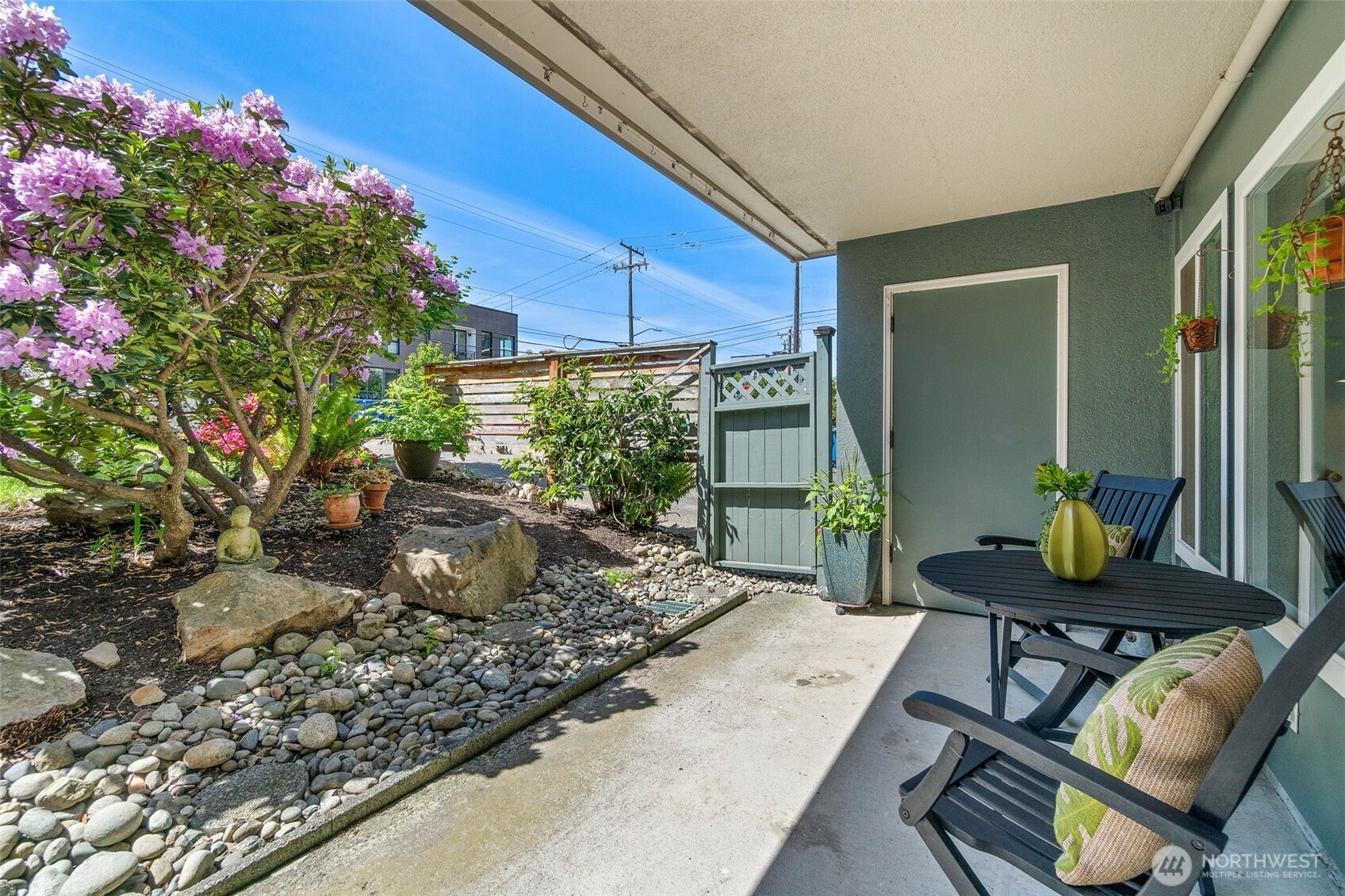 75 East Lynn Street, Unit B Seattle, WA 98102 - Photo 2 of 36 a view of a chairs and table in a patio