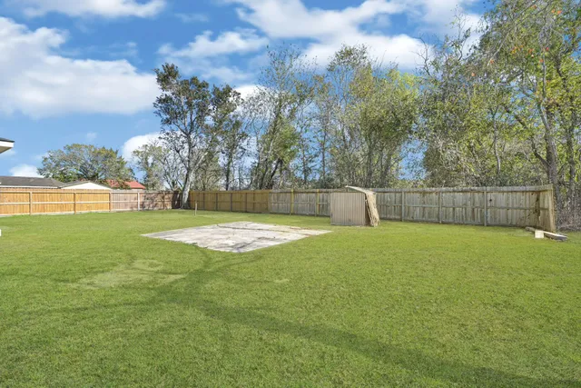 a view of a backyard