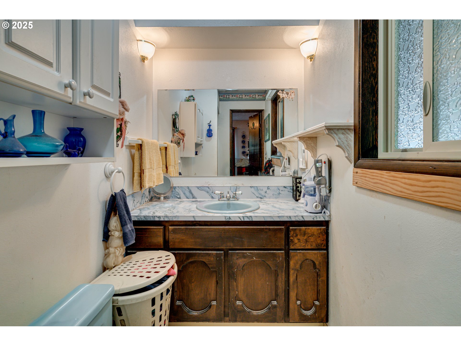 1415 Cloverdale Road Kalama, WA 98625 - Photo 17 of 39 a room with a table and chairs