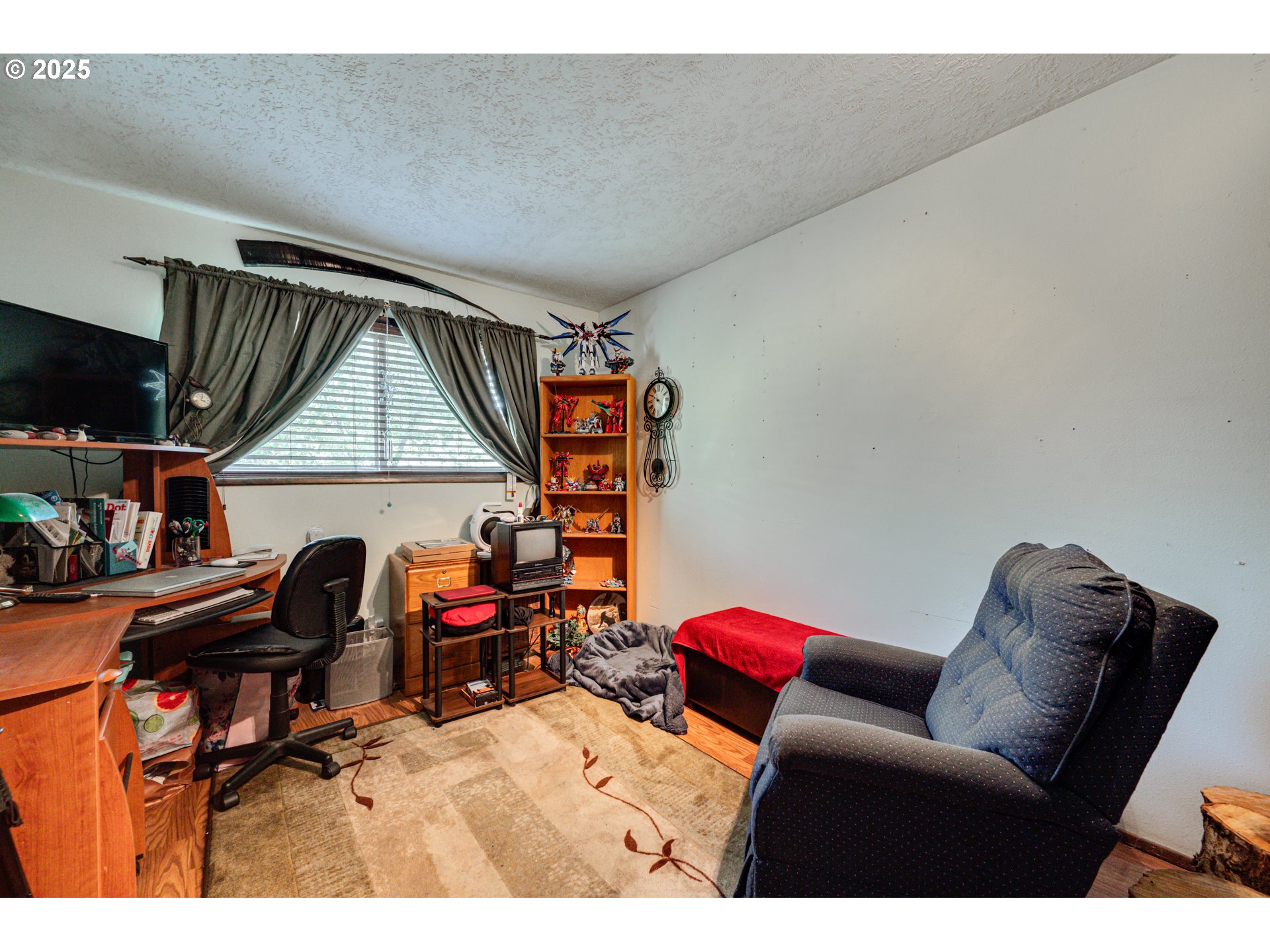 1415 Cloverdale Road Kalama, WA 98625 - Photo 20 of 39 a view of a livingroom with furniture and gym equipment