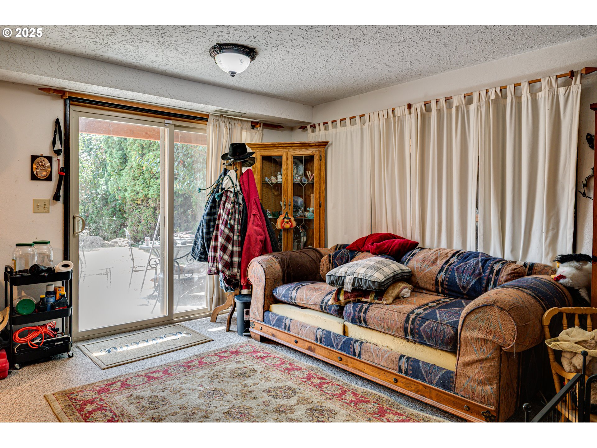 1415 Cloverdale Road Kalama, WA 98625 - Photo 22 of 39 a living room with furniture and a window