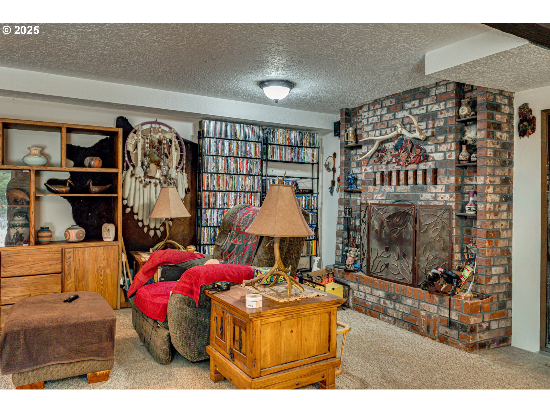 1415 Cloverdale Road Kalama, WA 98625 - Photo 25 of 39 a living room with a couch and a table