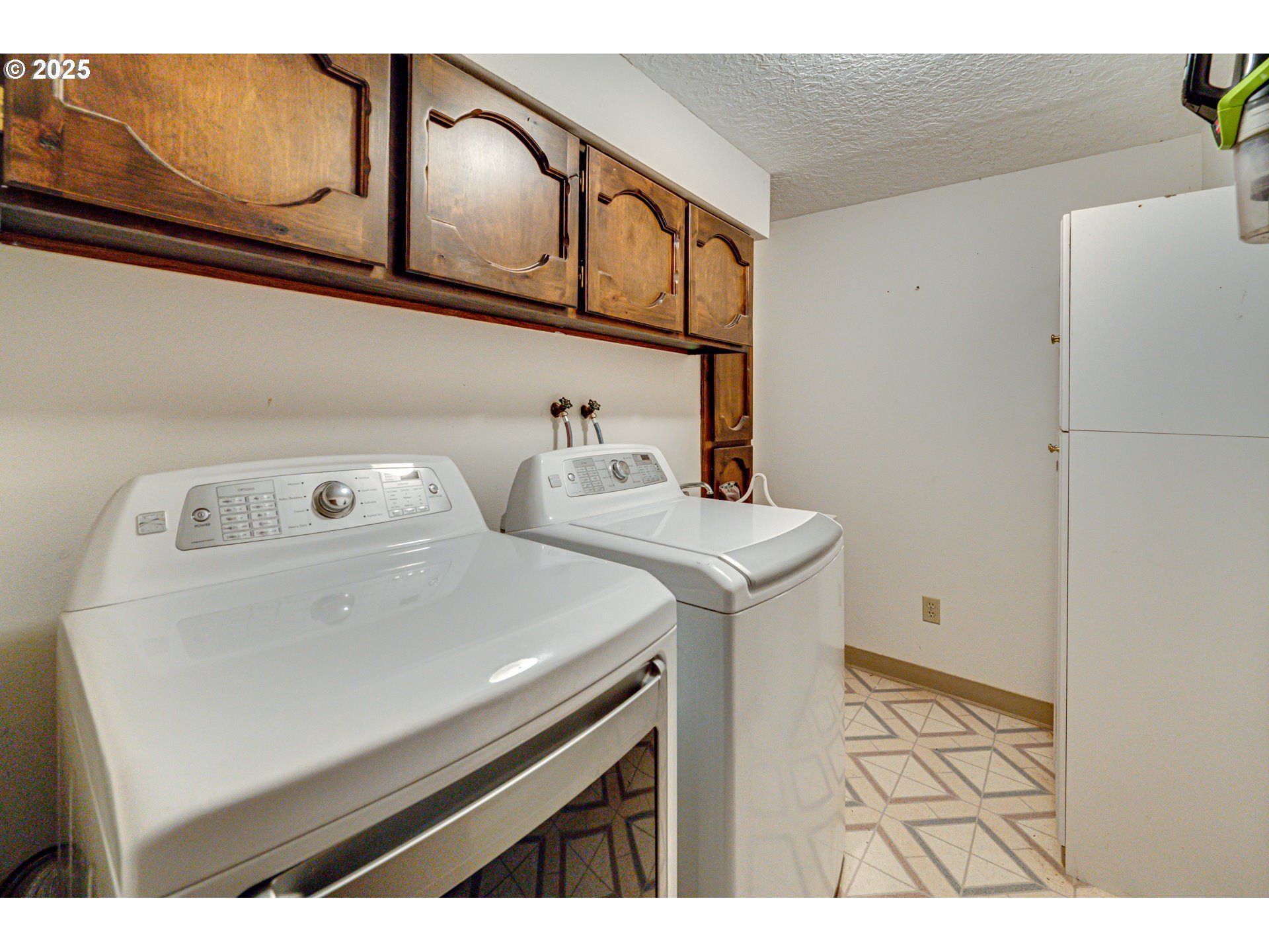 1415 Cloverdale Road Kalama, WA 98625 - Photo 28 of 39 a utility room with dryer and washer