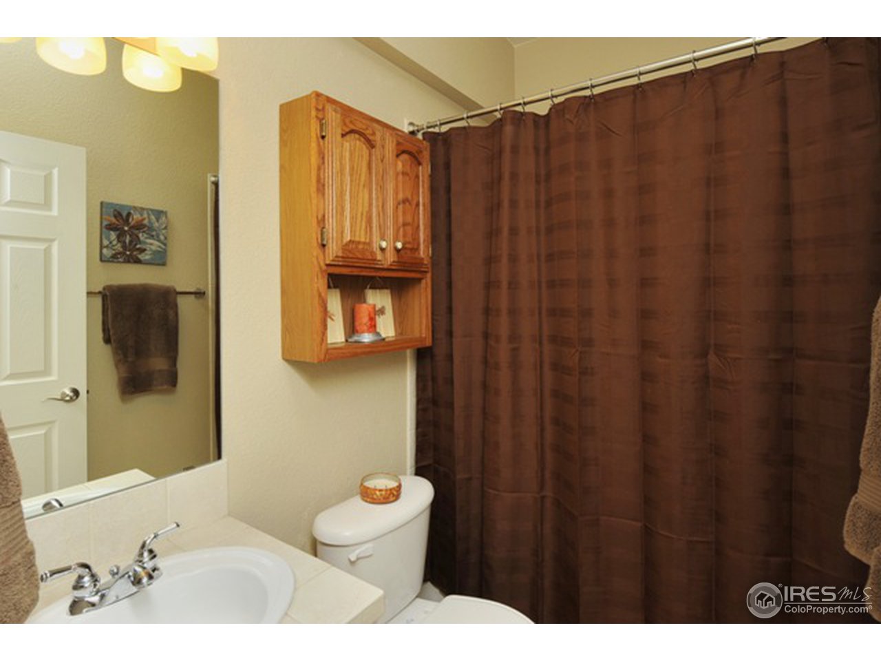609 Americana Road Longmont, CO 80504 - Photo 11 of 25 main level full bath
