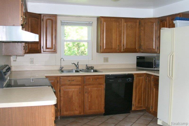 968 East Maple Street Holly, MI 48442 - Photo 6 of 25 IMG_6343