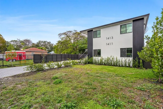 a view of a back yard of the house