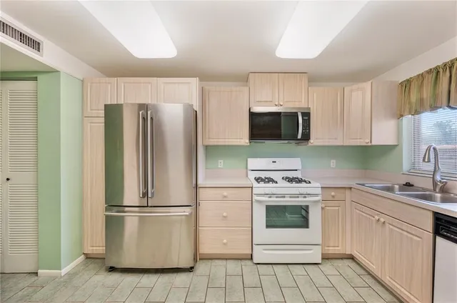 $85,000 | 400 El Camino Drive, Unit 202, Winter Haven, FL 33884