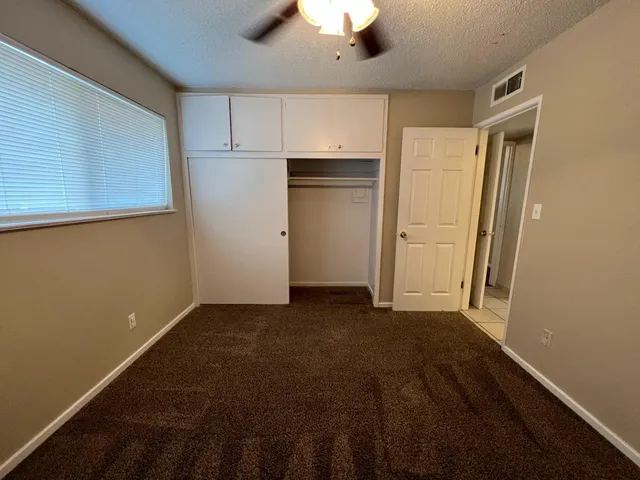 en empty room with an empty space