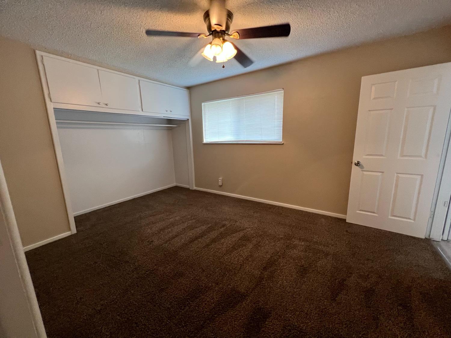 1205 F Street Reedley, CA 93654 - Photo 28 of 34 en empty room with an empty space