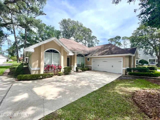 a view of a house with yard and garage