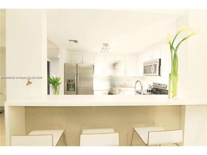 1250 South Miami Avenue, Unit 901 Miami, FL 33130 - Photo 7 of 10 a bathroom with a bathtub and a mirror