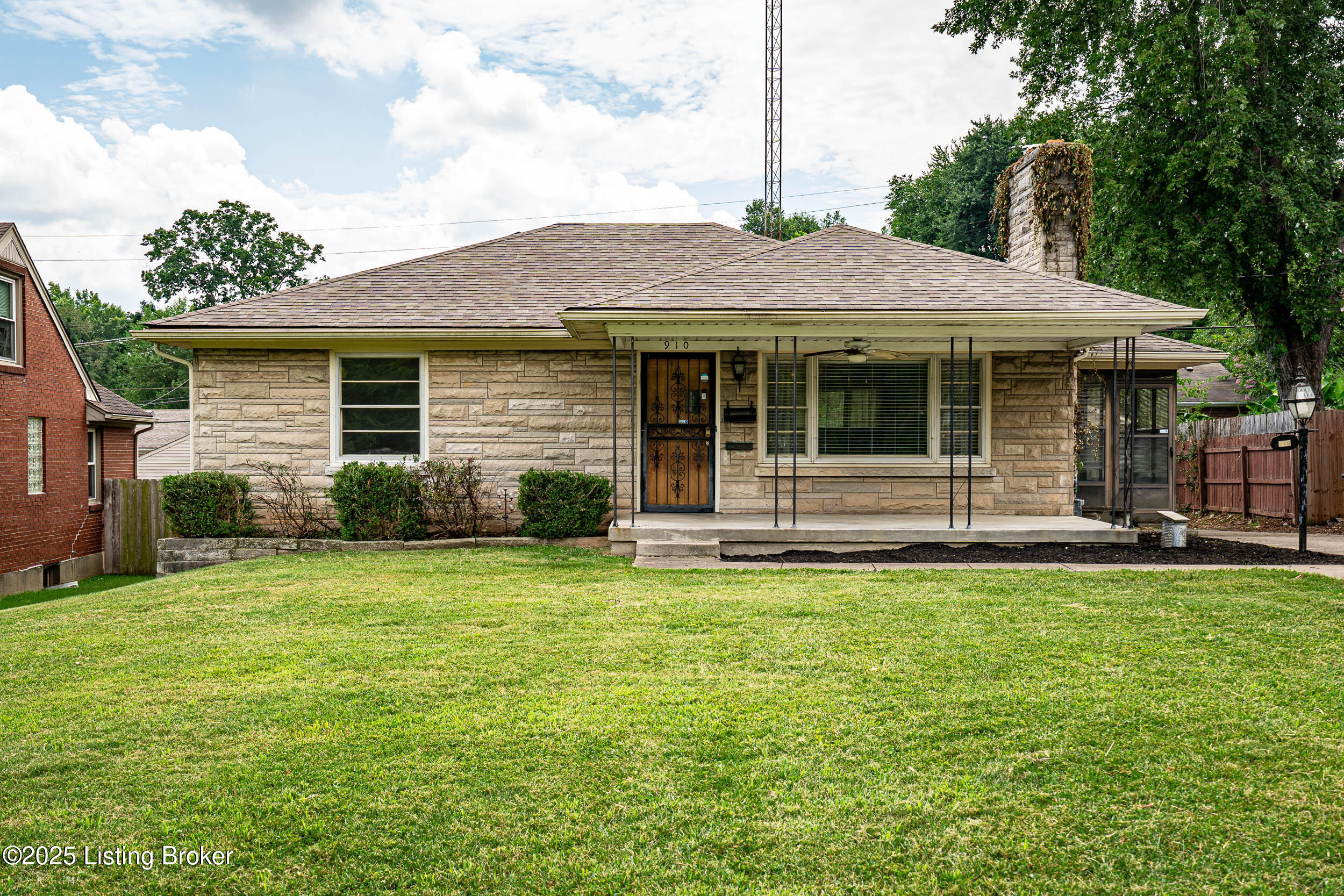 910 Southview Road Louisville, KY 40214 - Photo 1 of 23 910 Southview Rd-5