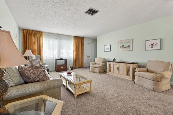 $410,000 | 2028 Southwest 19th Avenue, Boynton Beach, FL 33426