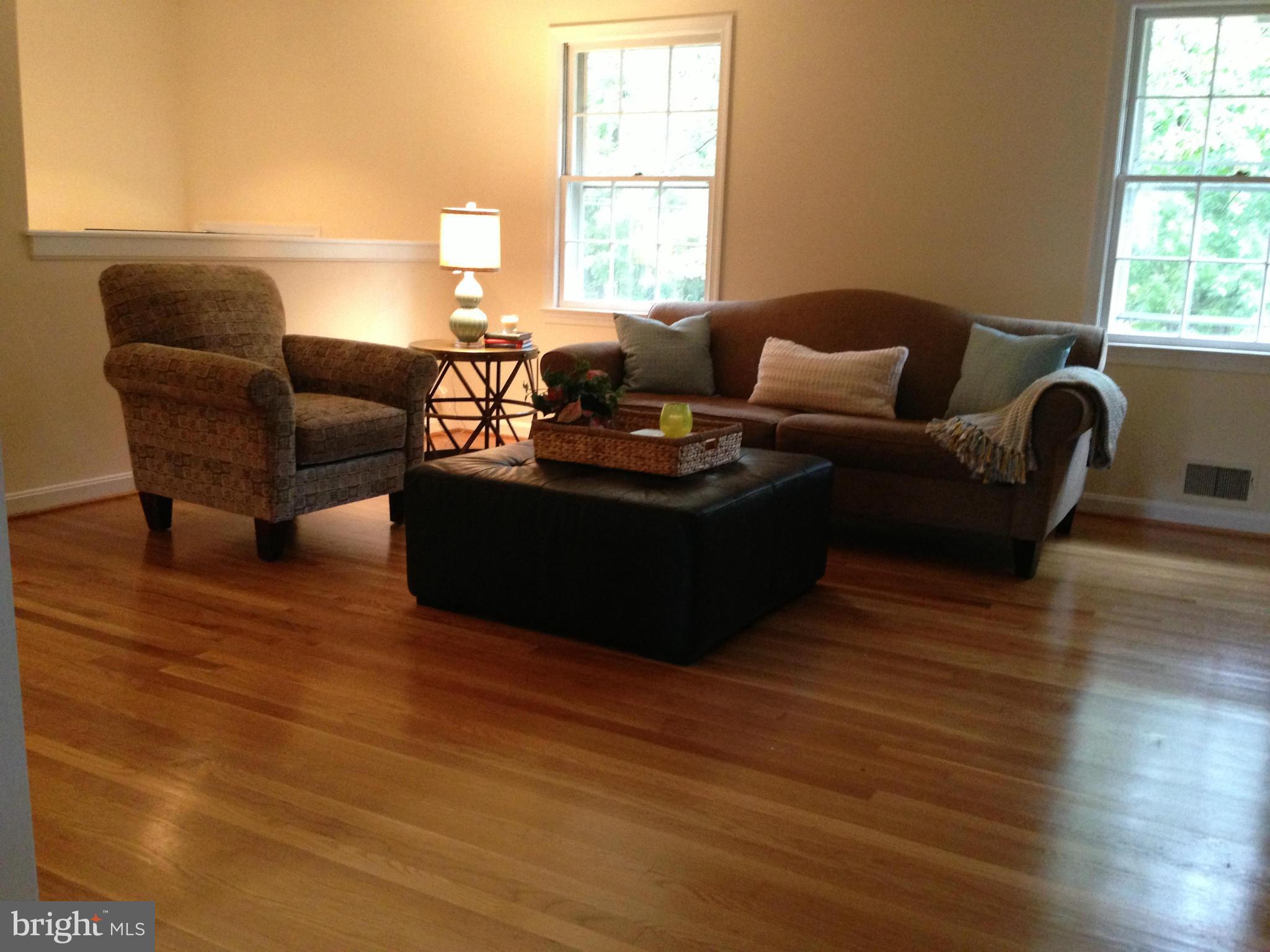 8407 Fort Hunt Road Alexandria, VA 22308 - Photo 14 of 29 Living Room
