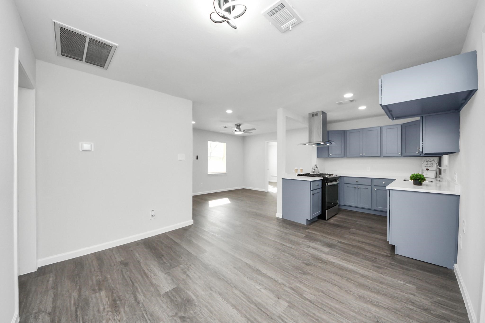 6511 Mohawk Street Houston, TX 77016 - Photo 13 of 32 Dining Room and Kitchen