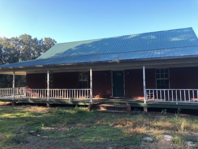 a view of a house with backyard and porch